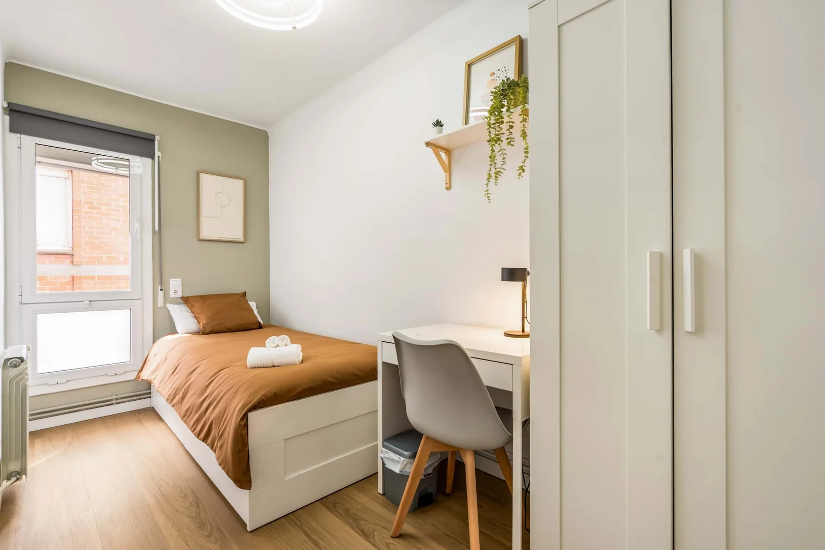 Quarto de estudante económico perto do campus em 