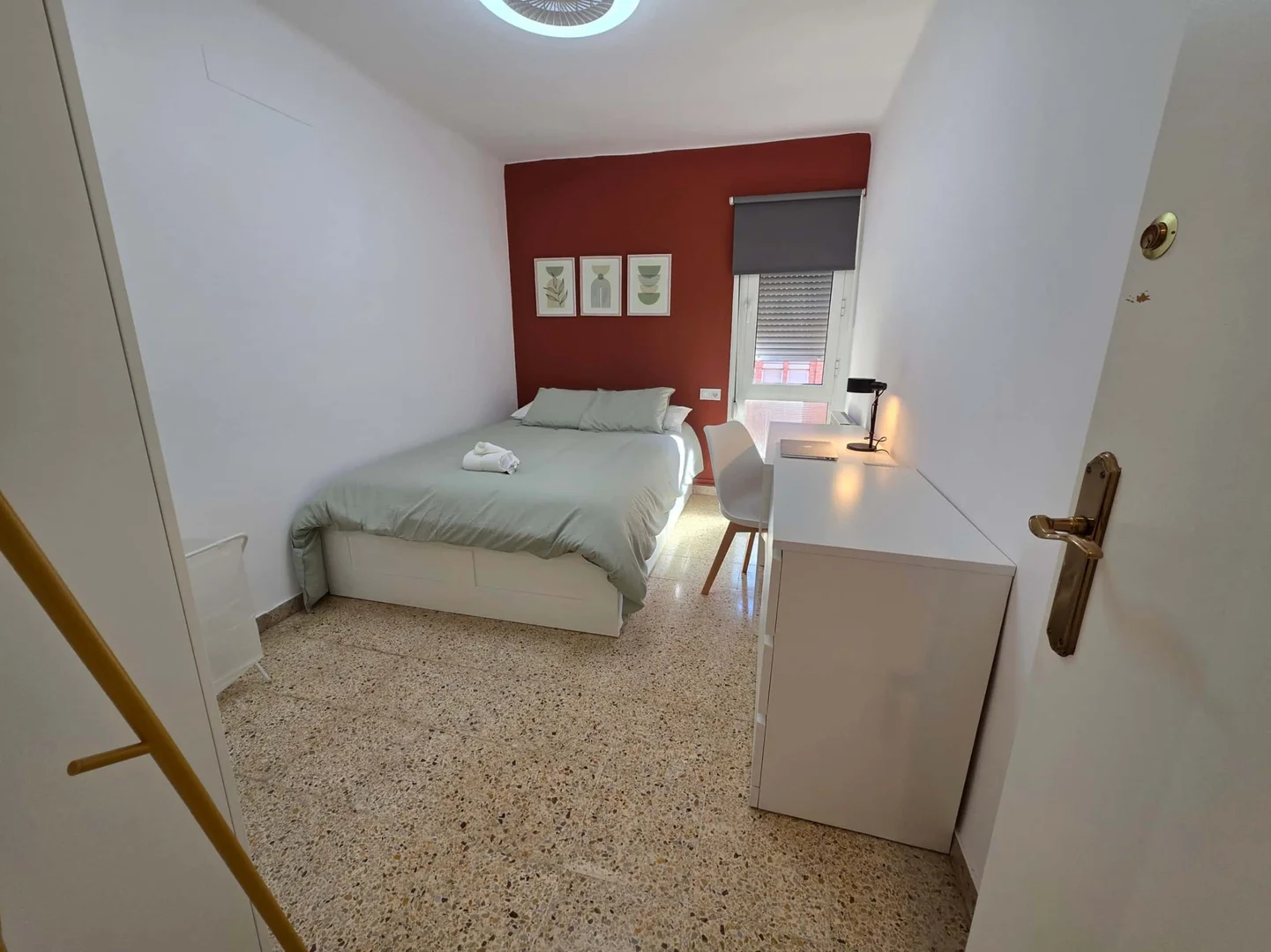Quarto de estudante económico com localização conveniente em 