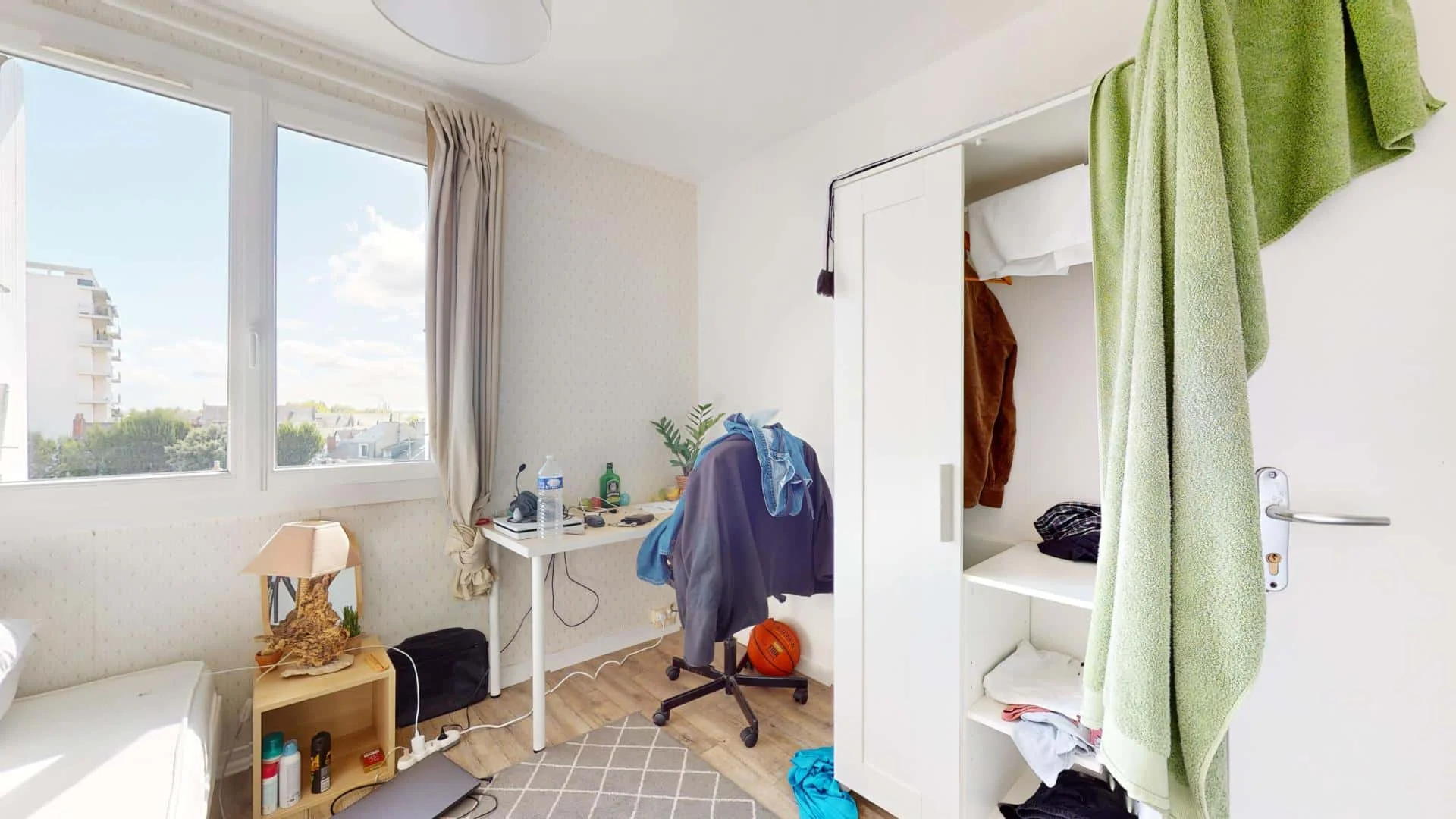 Economical student room with convenient location in