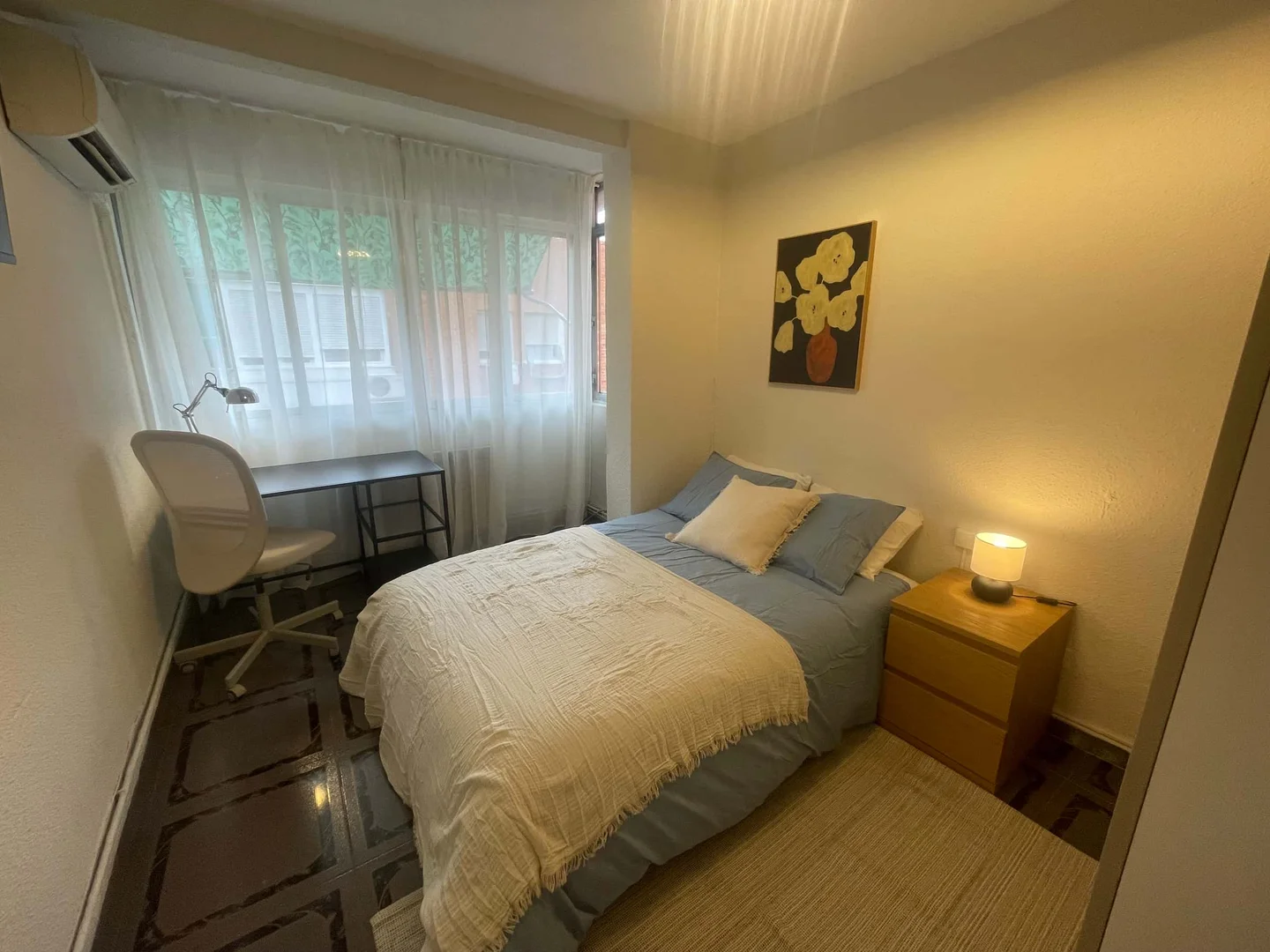 Cozy room for students available in