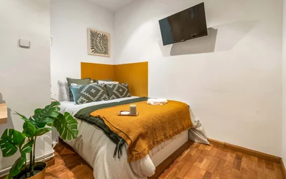 Zimmer mit Doppelbett zu vermieten {area}