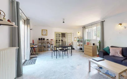 Renting rooms by the month in {area}