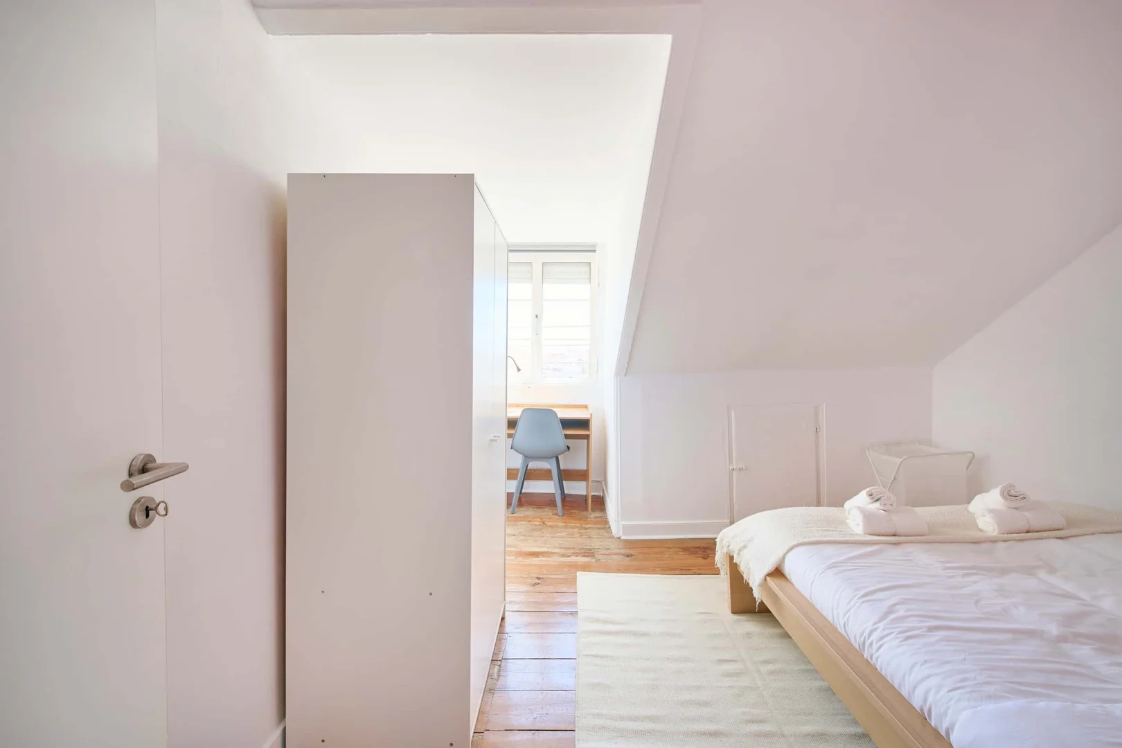 Habitación estudiantil funcional perfecta para estudiar en 