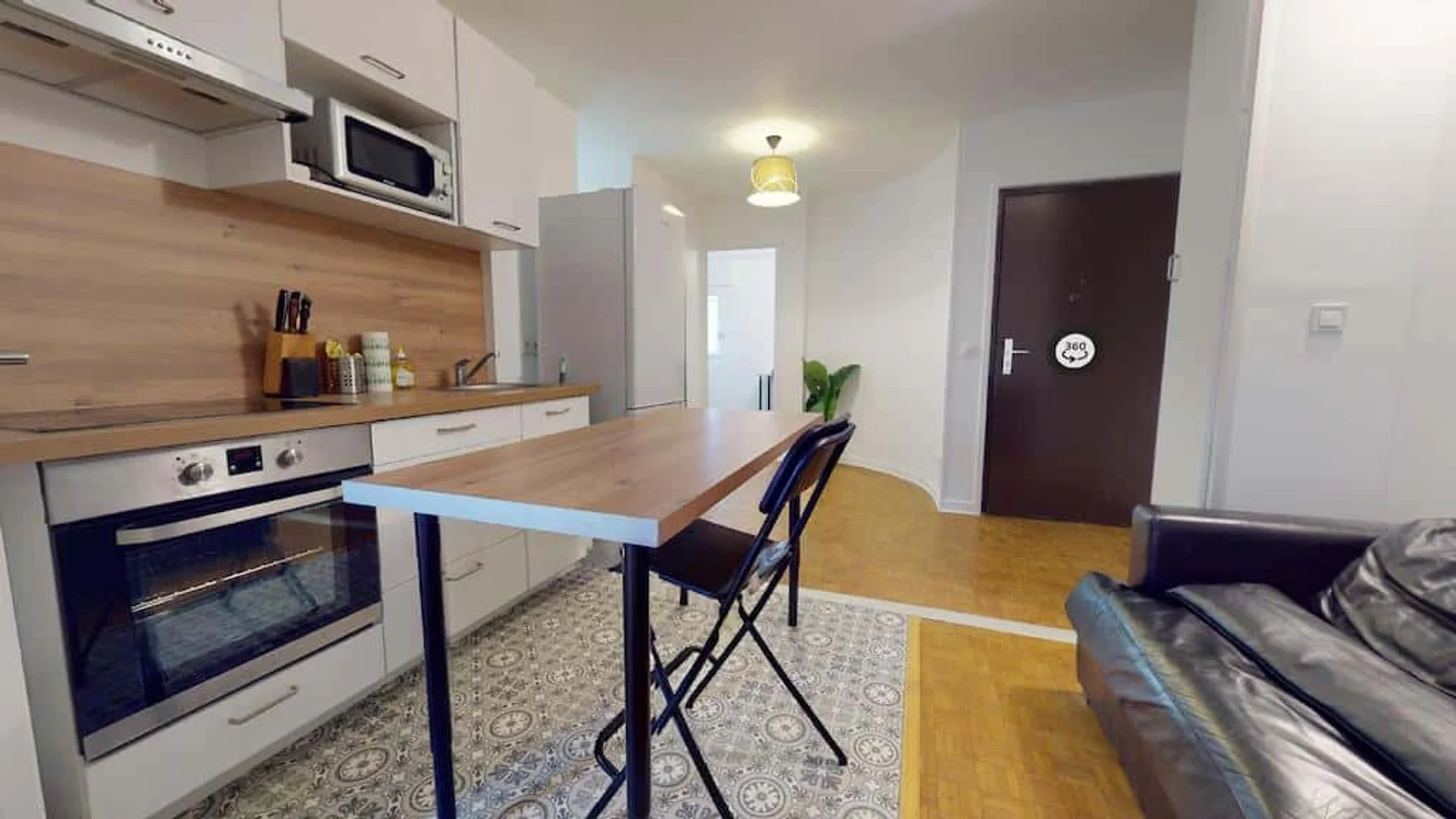 Habitación estudiantil luminosa y aireada con fácil acceso a la universidad en