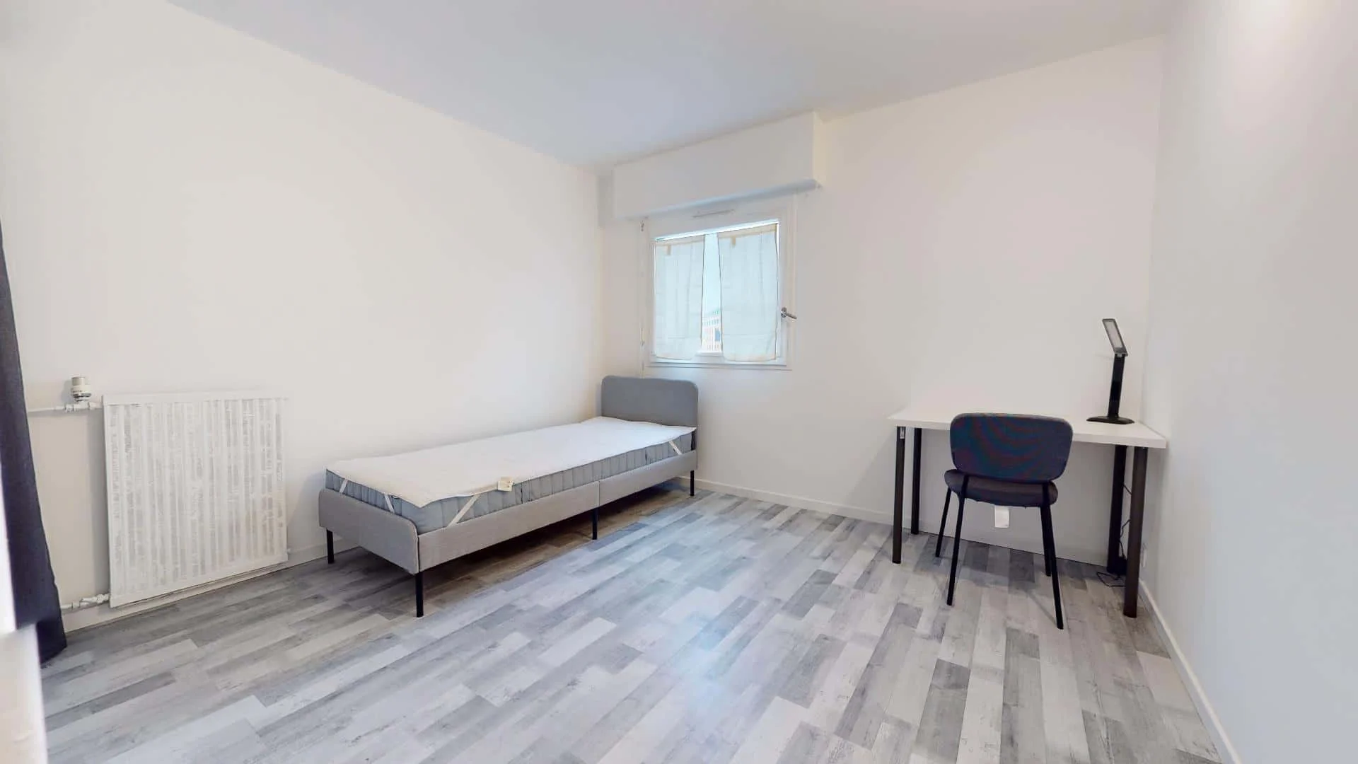 Habitación estudiantil funcional perfecta para estudiar en