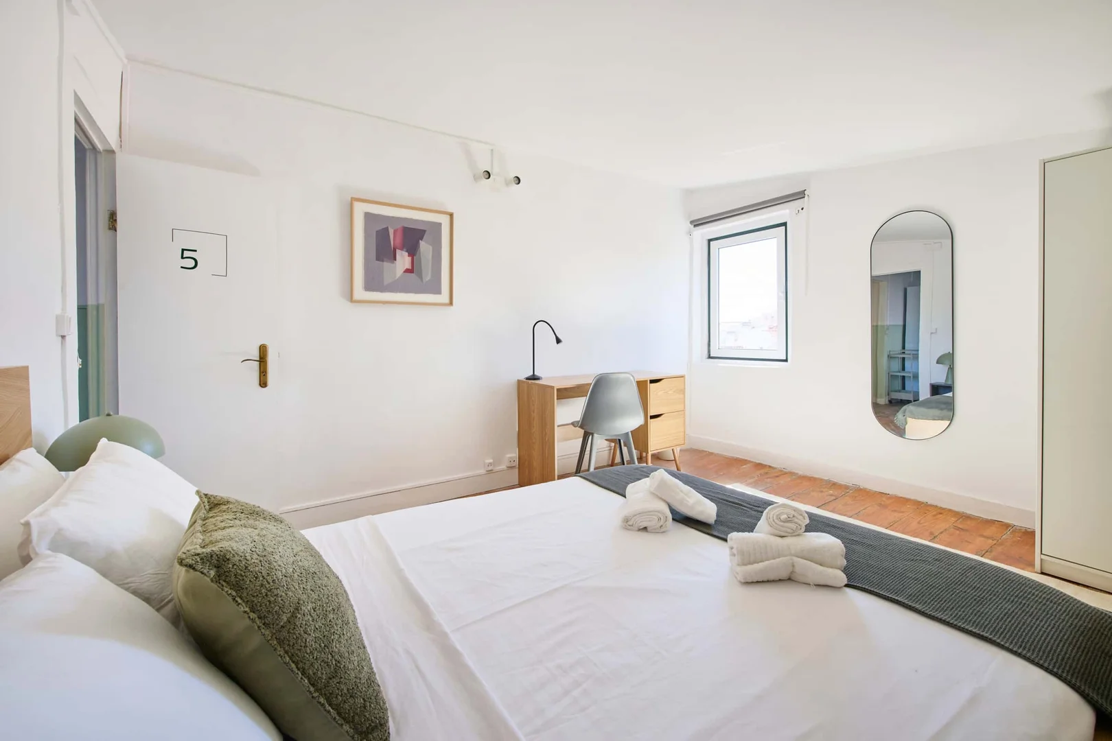 Habitación estudiantil luminosa y aireada con fácil acceso a la universidad en 
