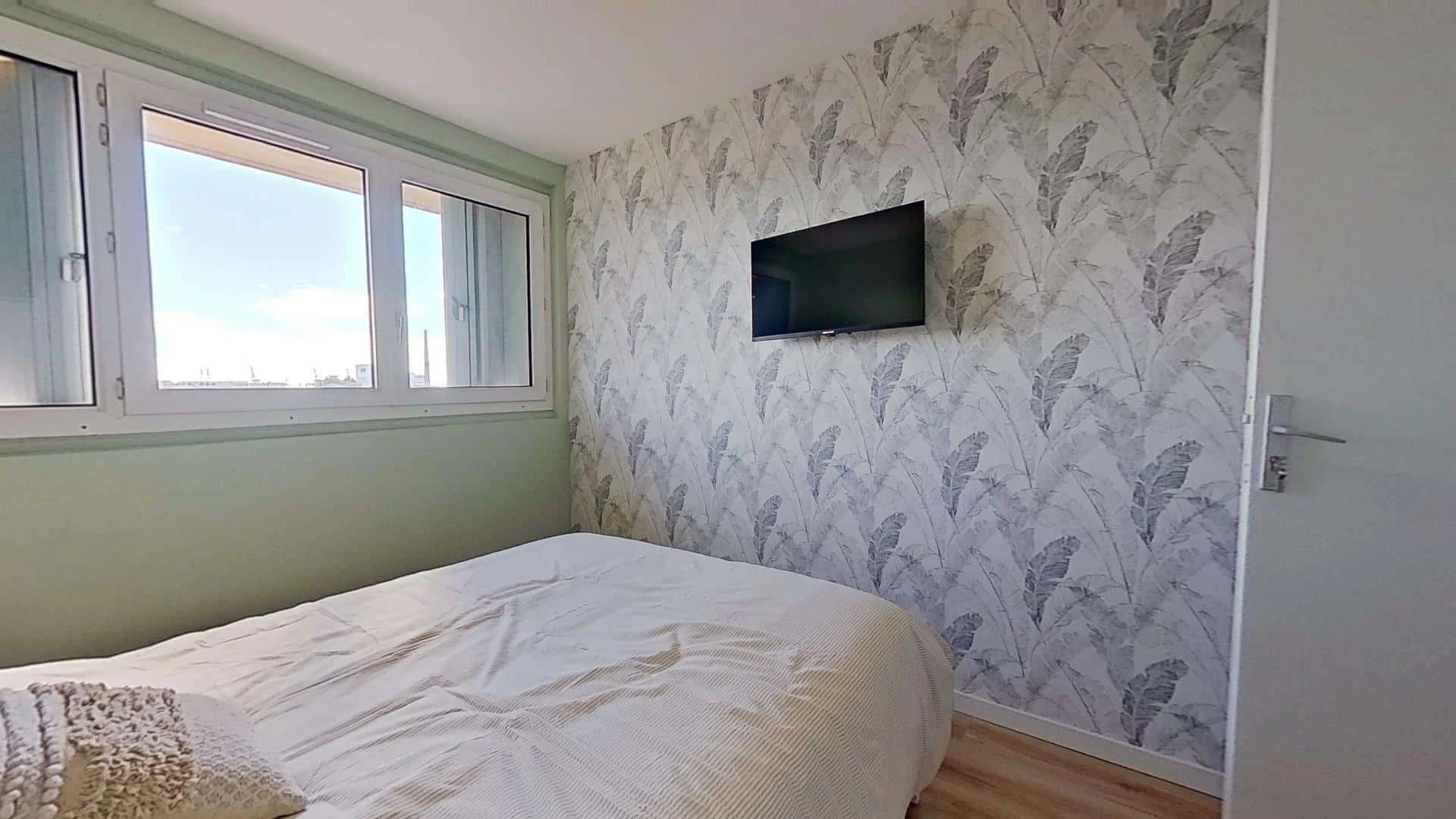 Chambre d'étudiant à  avec espace d'étude et installations communes