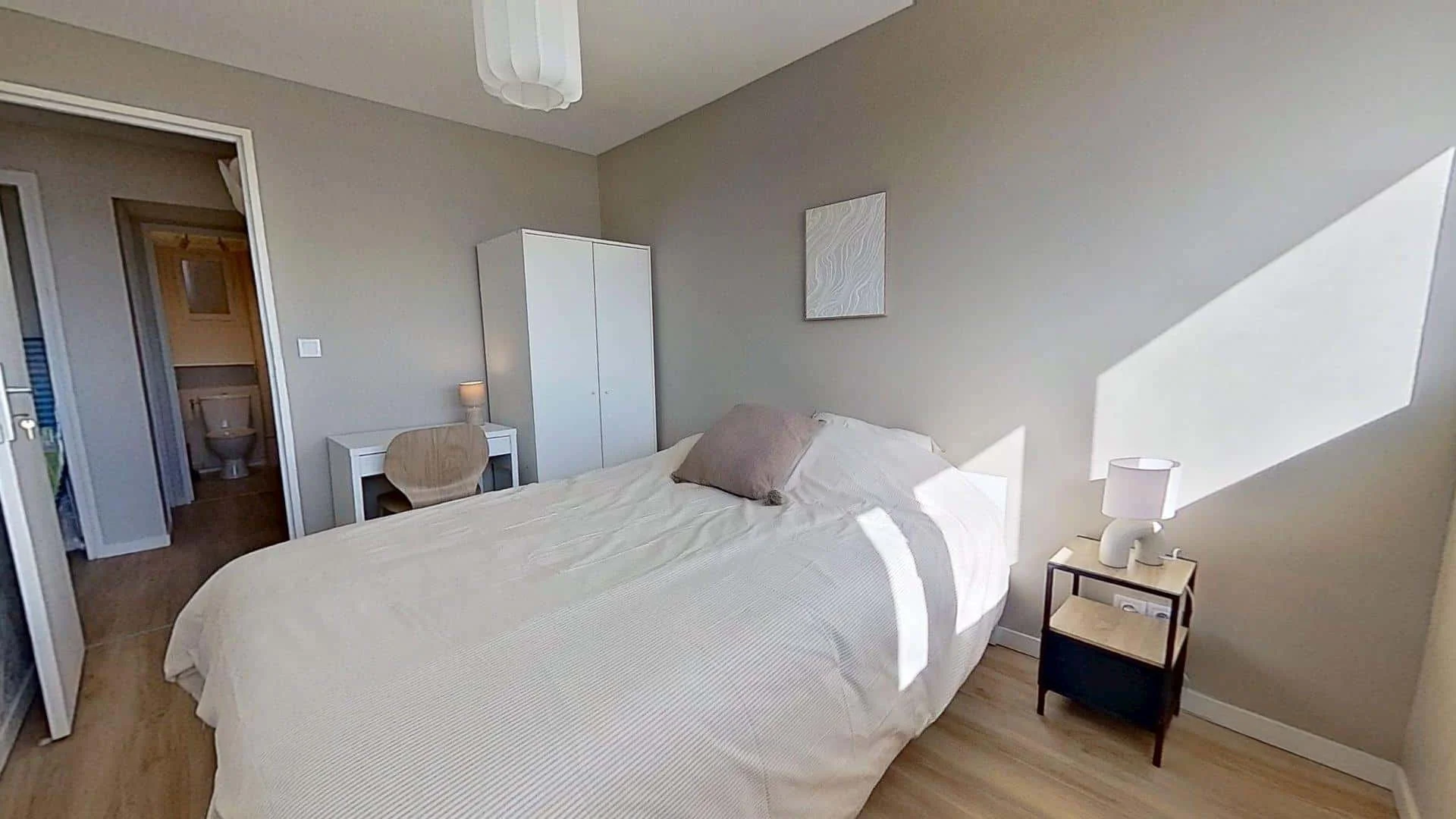 Chambre d'étudiant à  avec espace d'étude et installations communes