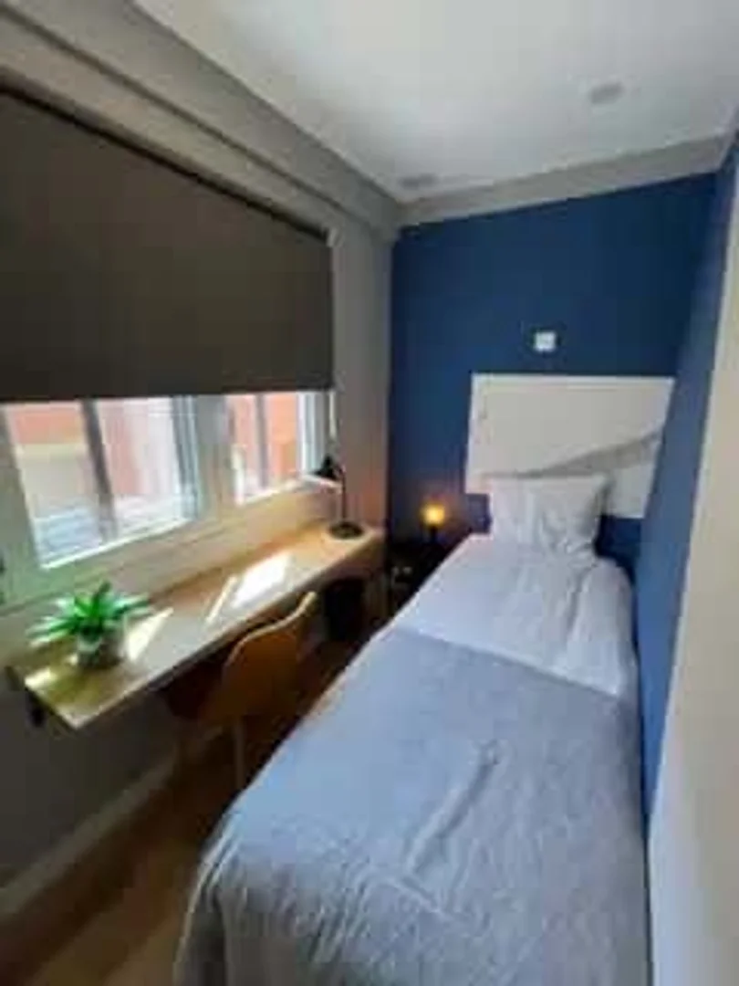 Chambre d'étudiant lumineuse et aérée avec accès facile à l'université dans 