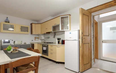 Apartamento moderno e brilhante em {area}