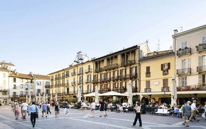 Dairenin tamamı konumu Piazza del Duomo, 17, 22100 Como CO, Italy, 25 27 görüntüsü