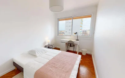 {area} de aylık kiralık oda