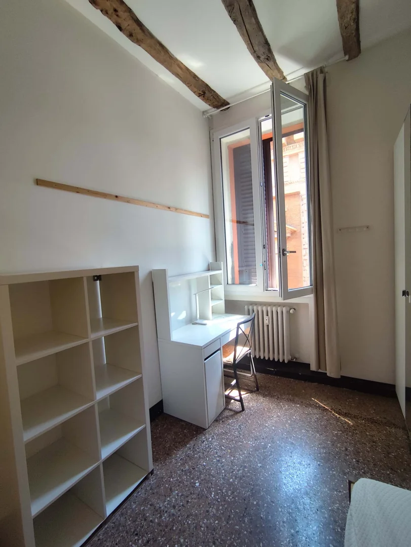 Chambre d'étudiant fonctionnelle parfaite pour étudier dans