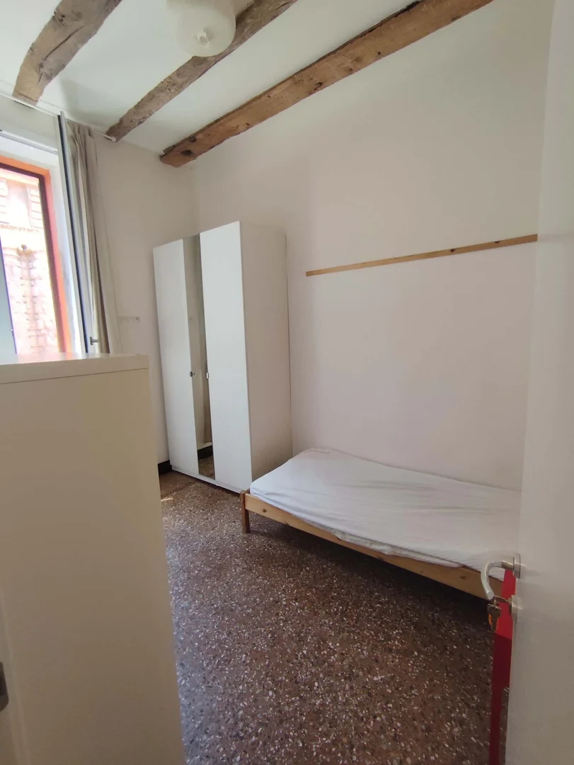 Chambre d'étudiant économique avec emplacement pratique dans