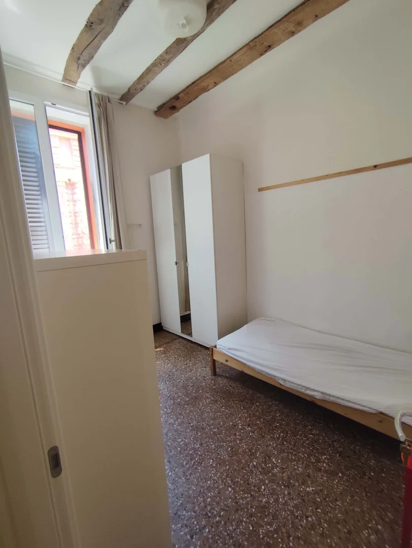 Chambre d'étudiant fonctionnelle parfaite pour étudier dans