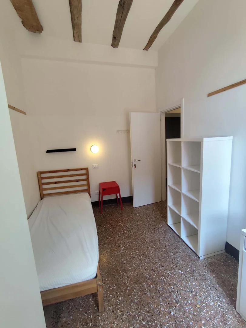 Chambre d'étudiant bon marché à proximité du campus dans