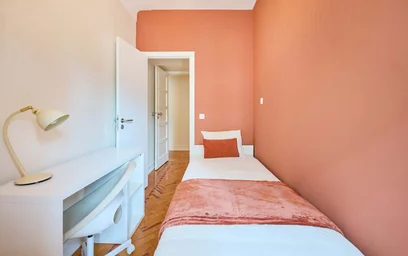 Chambre privée à R. José Falcão 57, 1000-184 Lisboa, Portugal, image 1 de 19
