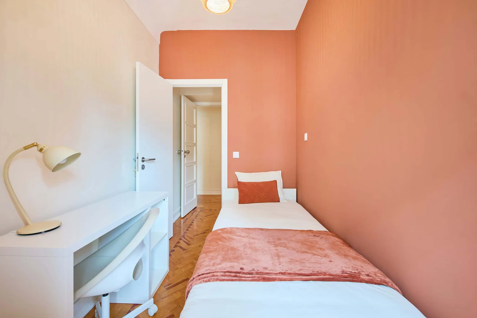 Chambre d'étudiant à  avec espace d'étude et installations communes