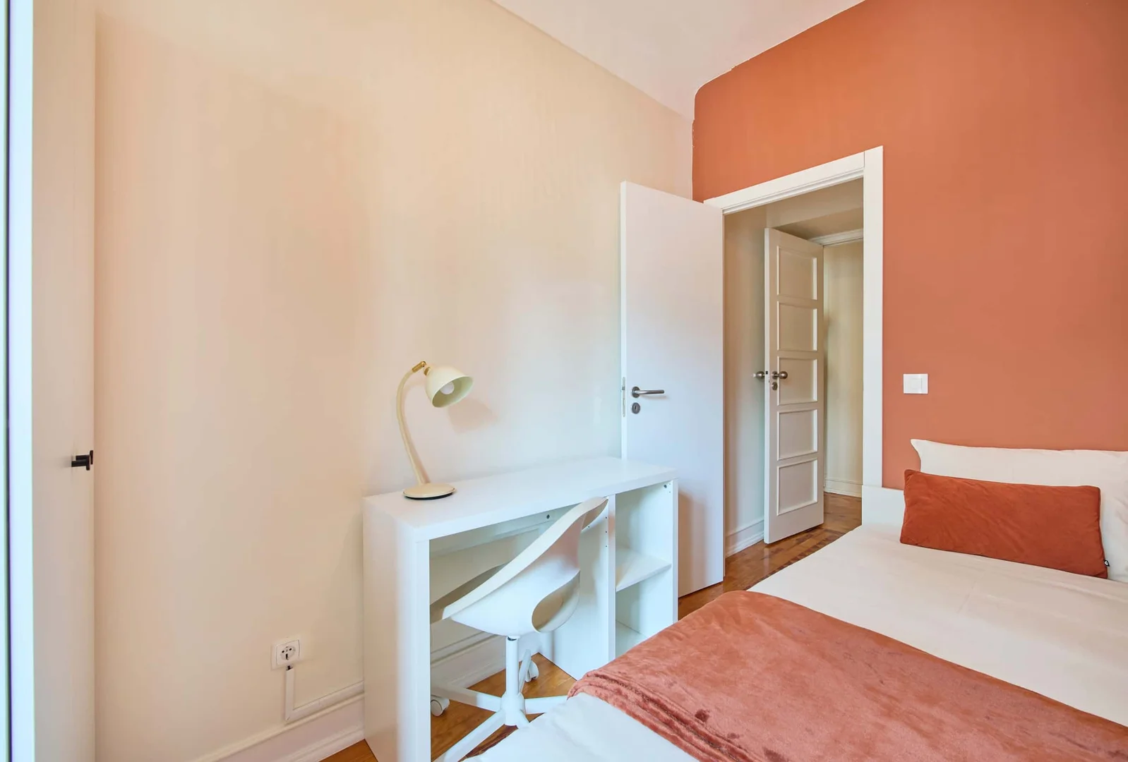 Chambre d'étudiant à  avec espace d'étude et installations communes