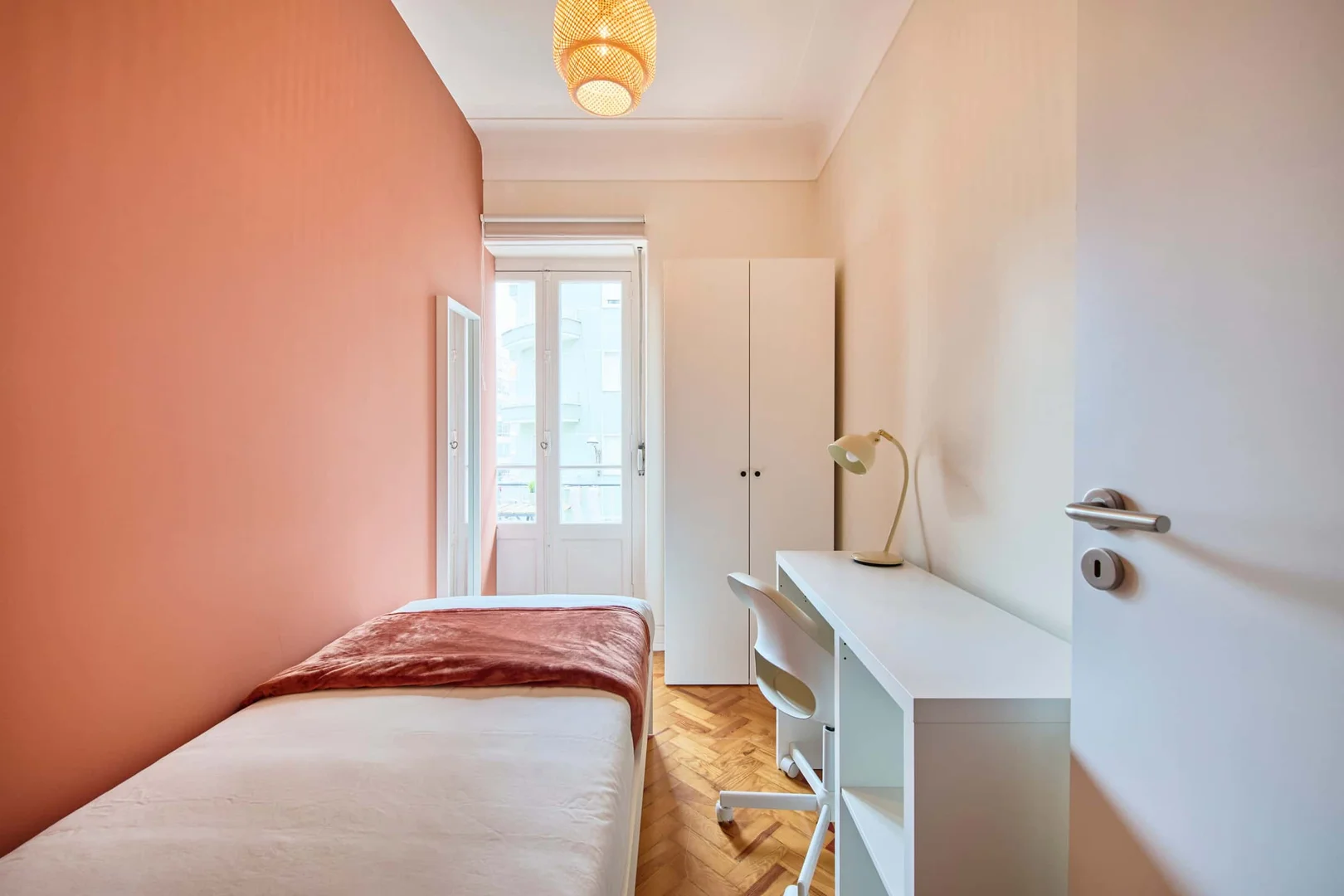 Chambre confortable pour étudiants disponible dans 