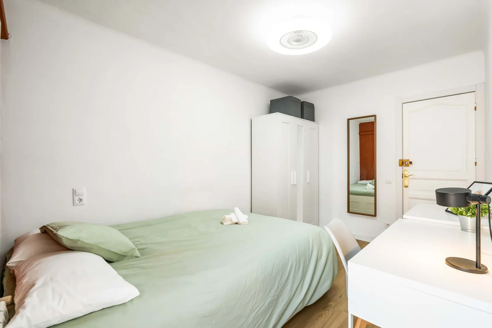 Quarto para alugar em apartamento de estudantes em , totalmente mobilado