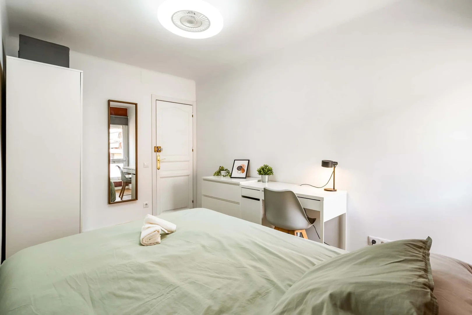 Quarto de estudante luminoso e arejado com acesso fácil à universidade em 