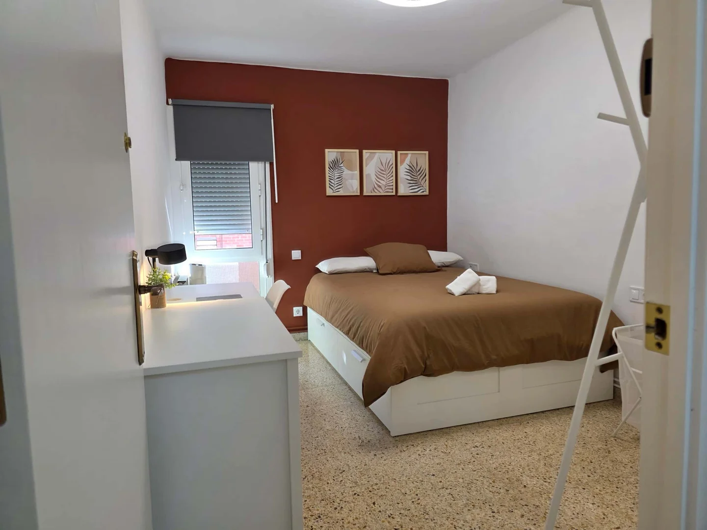 Quarto de estudante em  com área de estudo e instalações partilhadas
