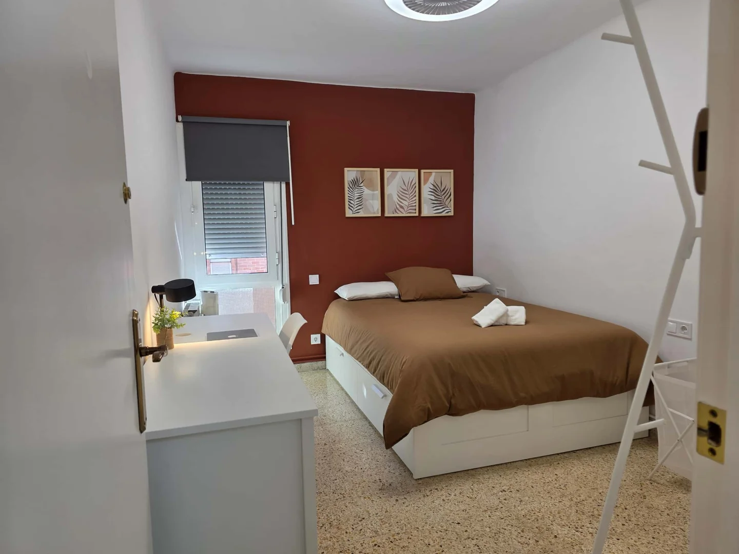 Quarto para alugar em apartamento de estudantes em , totalmente mobilado