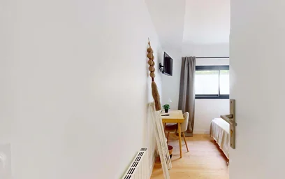 Private room at 17 Rue Louis Mie, 33000 Bordeaux, France, image 2 of 15