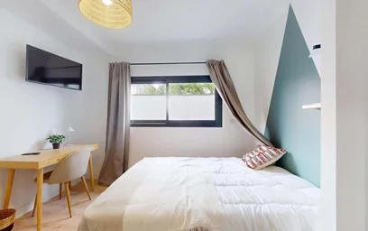 Private room at 17 Rue Louis Mie, 33000 Bordeaux, France, image 3 of 15