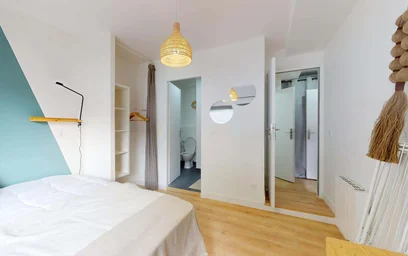 Private room at 17 Rue Louis Mie, 33000 Bordeaux, France, image 4 of 15