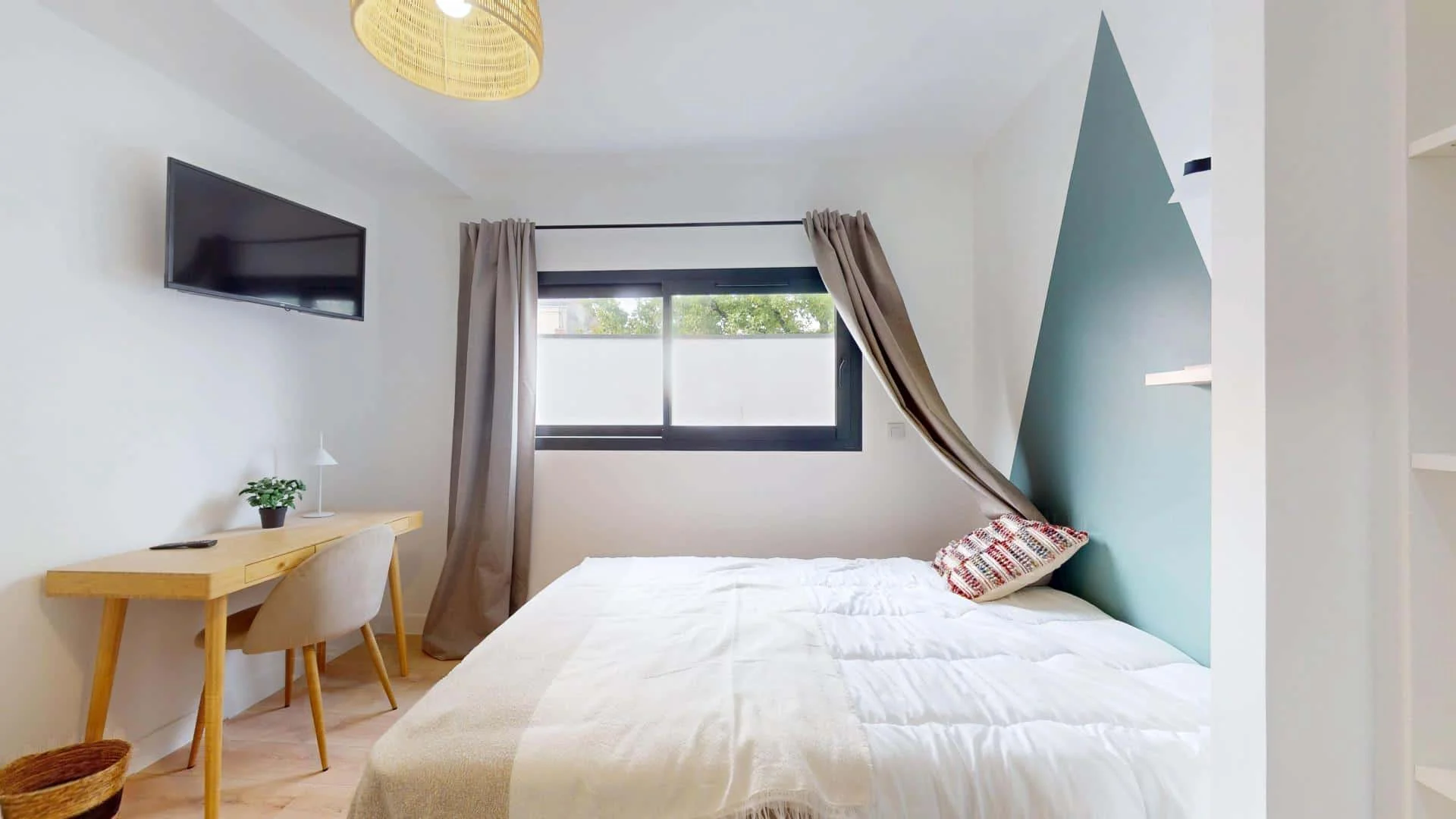 Cozy room for students available in 