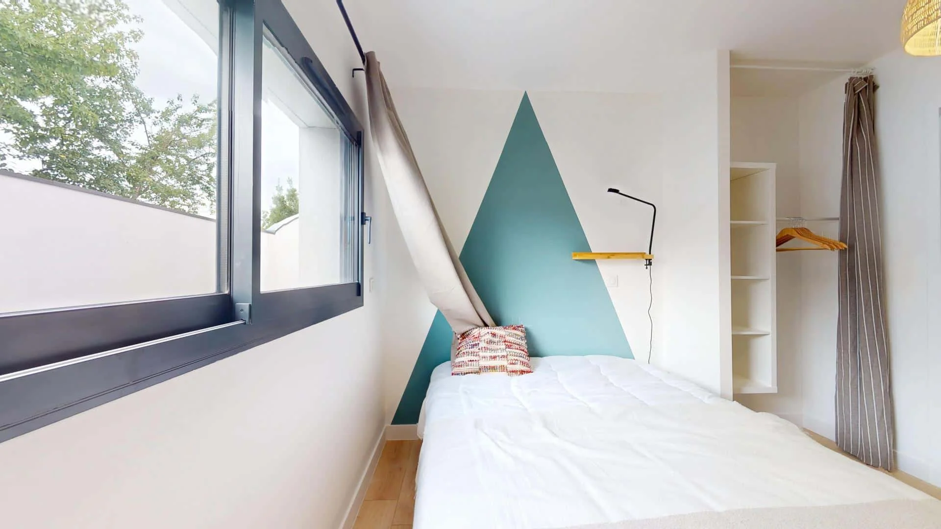 Bright and airy student room with easy university access in 