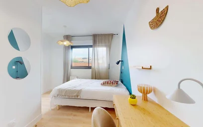 Habitación en alquiler con cama doble {area}
