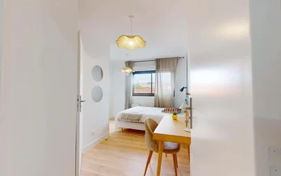 Private room at 17 Rue Louis Mie, 33000 Bordeaux, France, image 2 of 15