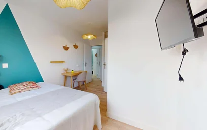 Private room at 17 Rue Louis Mie, 33000 Bordeaux, France, image 3 of 15