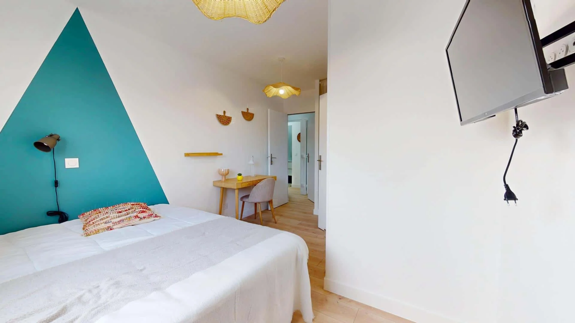 Bright and airy student room with easy university access in 
