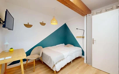 Habitación en alquiler con cama doble {area}