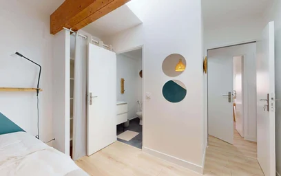 Private room at 17 Rue Louis Mie, 33000 Bordeaux, France, image 3 of 15