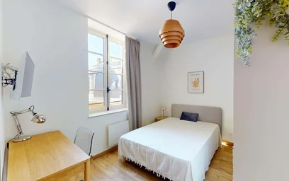 Bright private room in {area}
