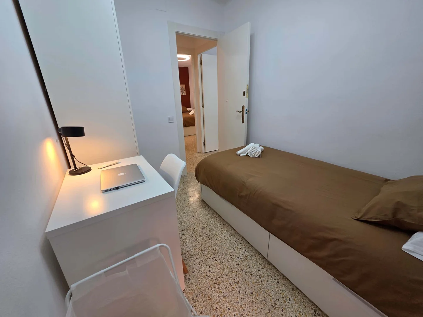 Quarto para alugar em apartamento de estudantes em , totalmente mobilado