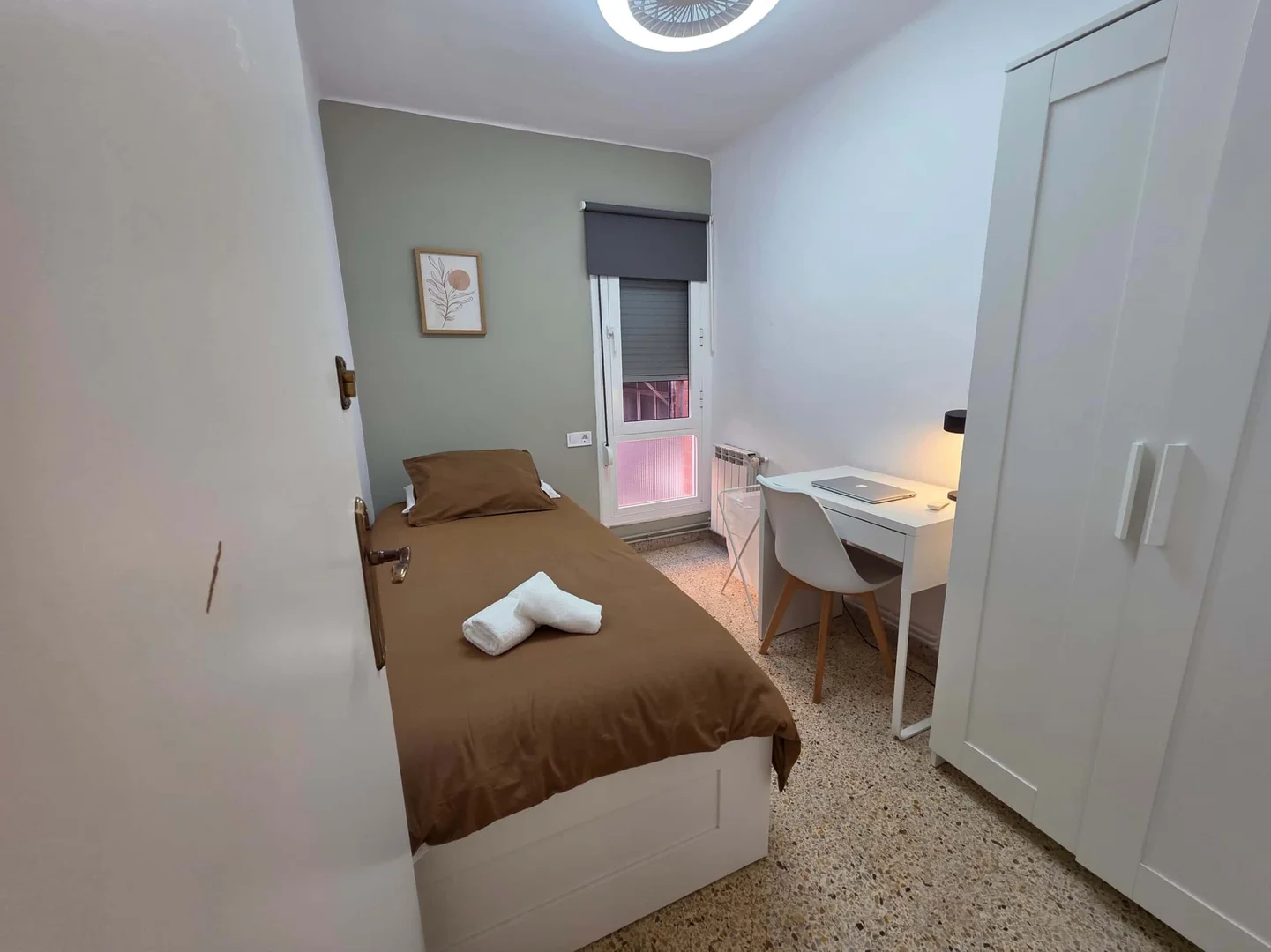 Quarto de estudante económico perto do campus em 