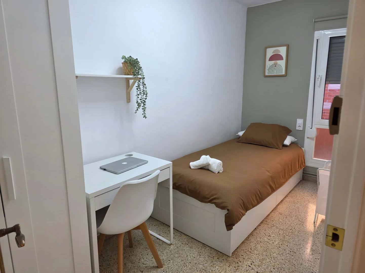 Quarto para alugar em apartamento de estudantes em , totalmente mobilado