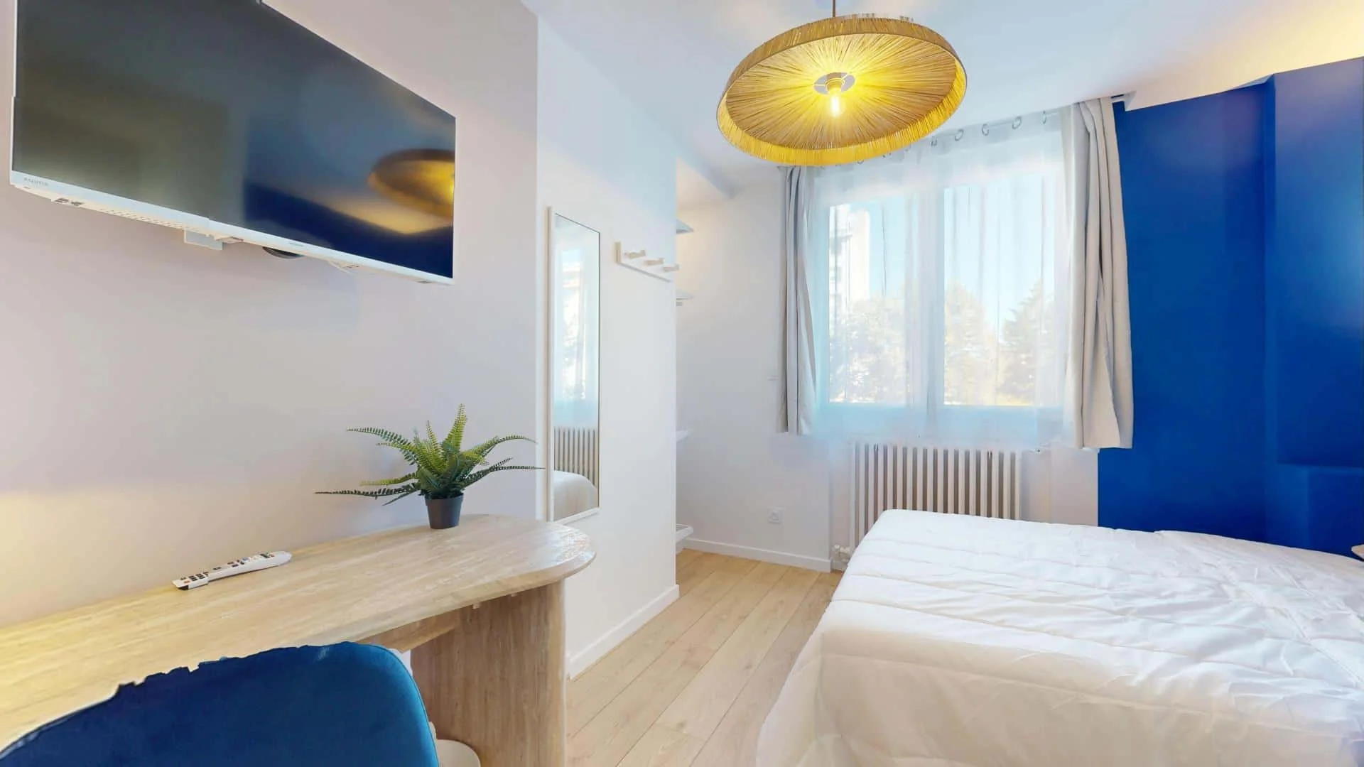 Habitación estudiantil funcional perfecta para estudiar en 