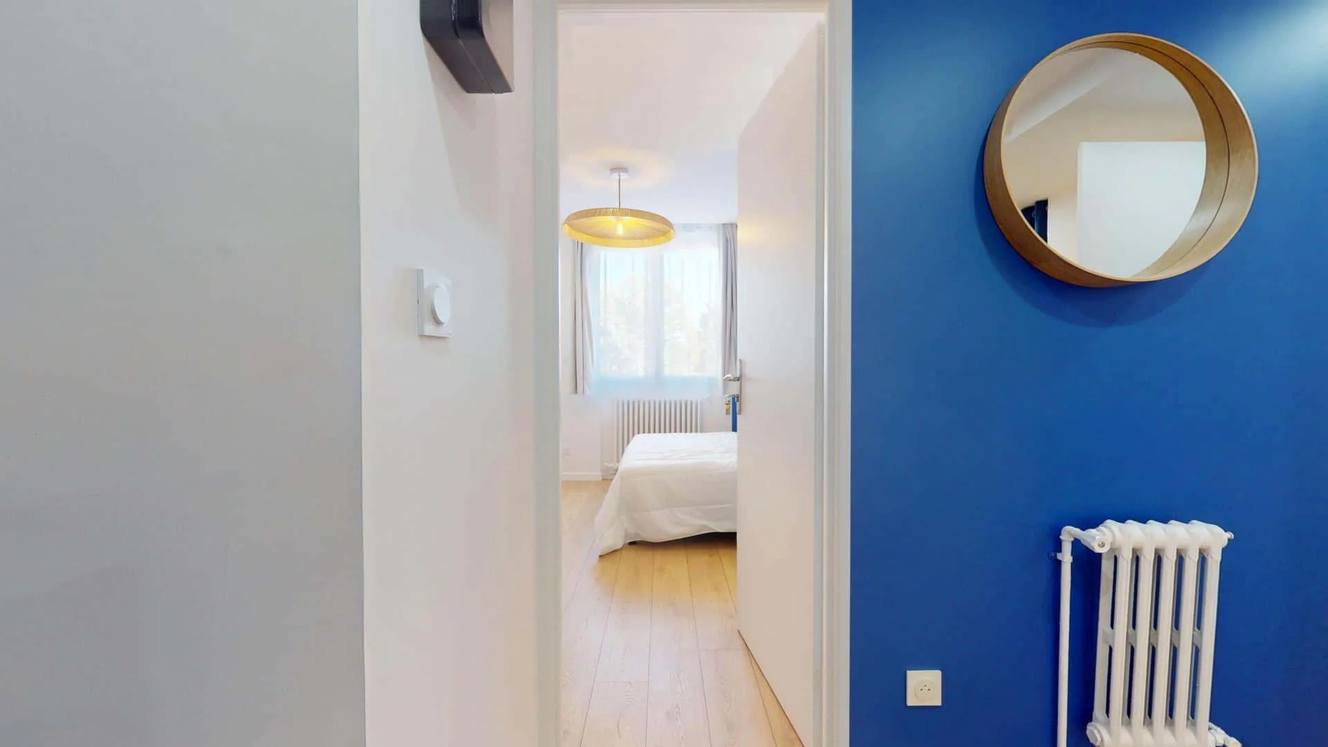 Habitación estudiantil funcional perfecta para estudiar en 