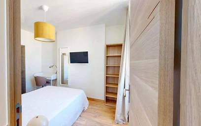 Private room at Rue du Cadran Saint-Pierre, 51100 Reims, France, image 2 of 16