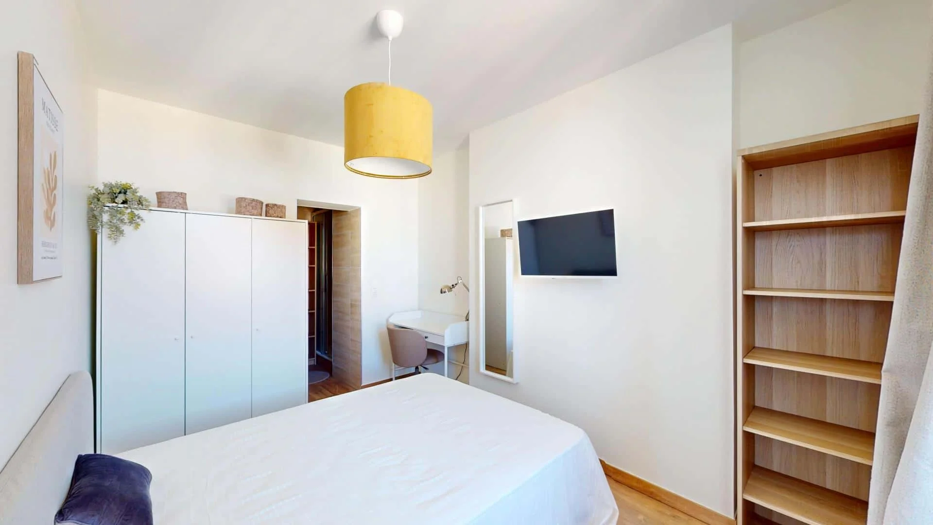Budget-friendly student room close to campus in 