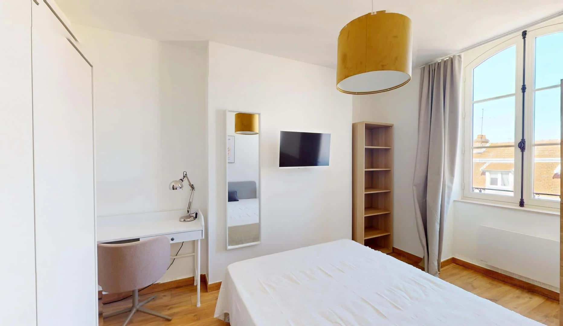 Comfortable and spacious student room in 