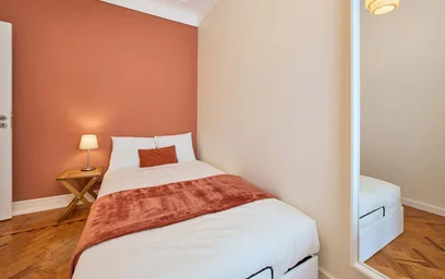 Chambre privée à R. José Falcão 57, 1000-184 Lisboa, Portugal, image 1 de 16