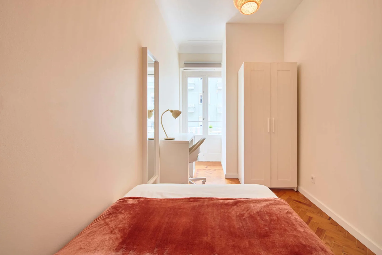 Chambre confortable pour étudiants disponible dans 